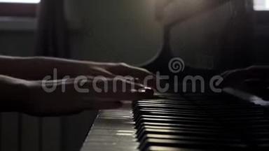 钢琴手打开大钢琴，慢慢地开始演奏音乐